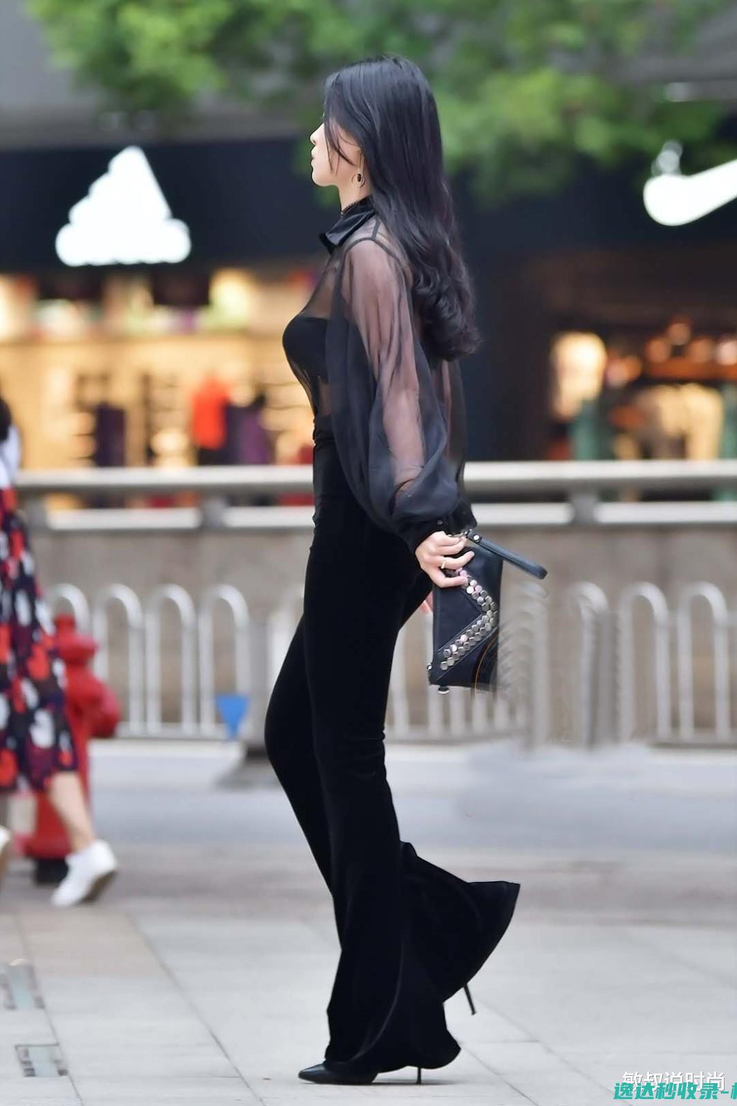 裤子比腿“长一截”,贵妇胆大又细心,也不怕被踩_美女欣赏